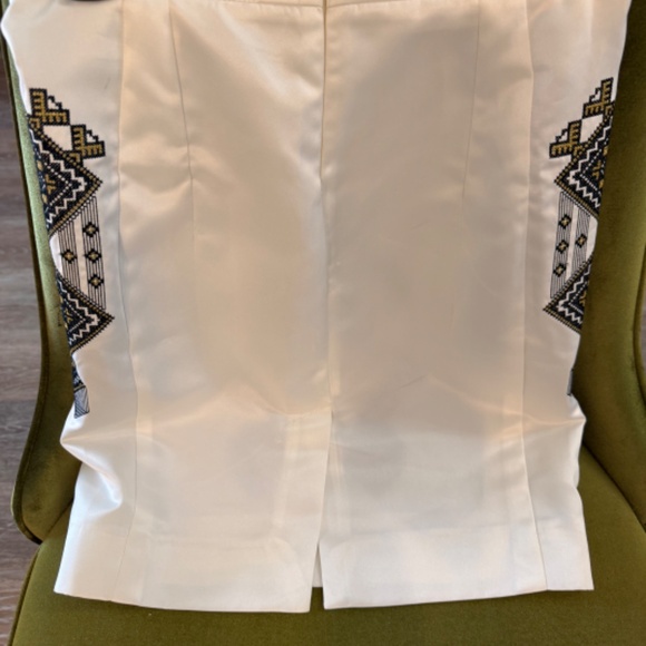 WHITE UKRAINIAN EMBROIDERED SILK MINI SKIRT - Picture 7 of 8